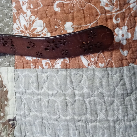 Leather belt with punched floral motif 36-41” - Picture 2 of 2